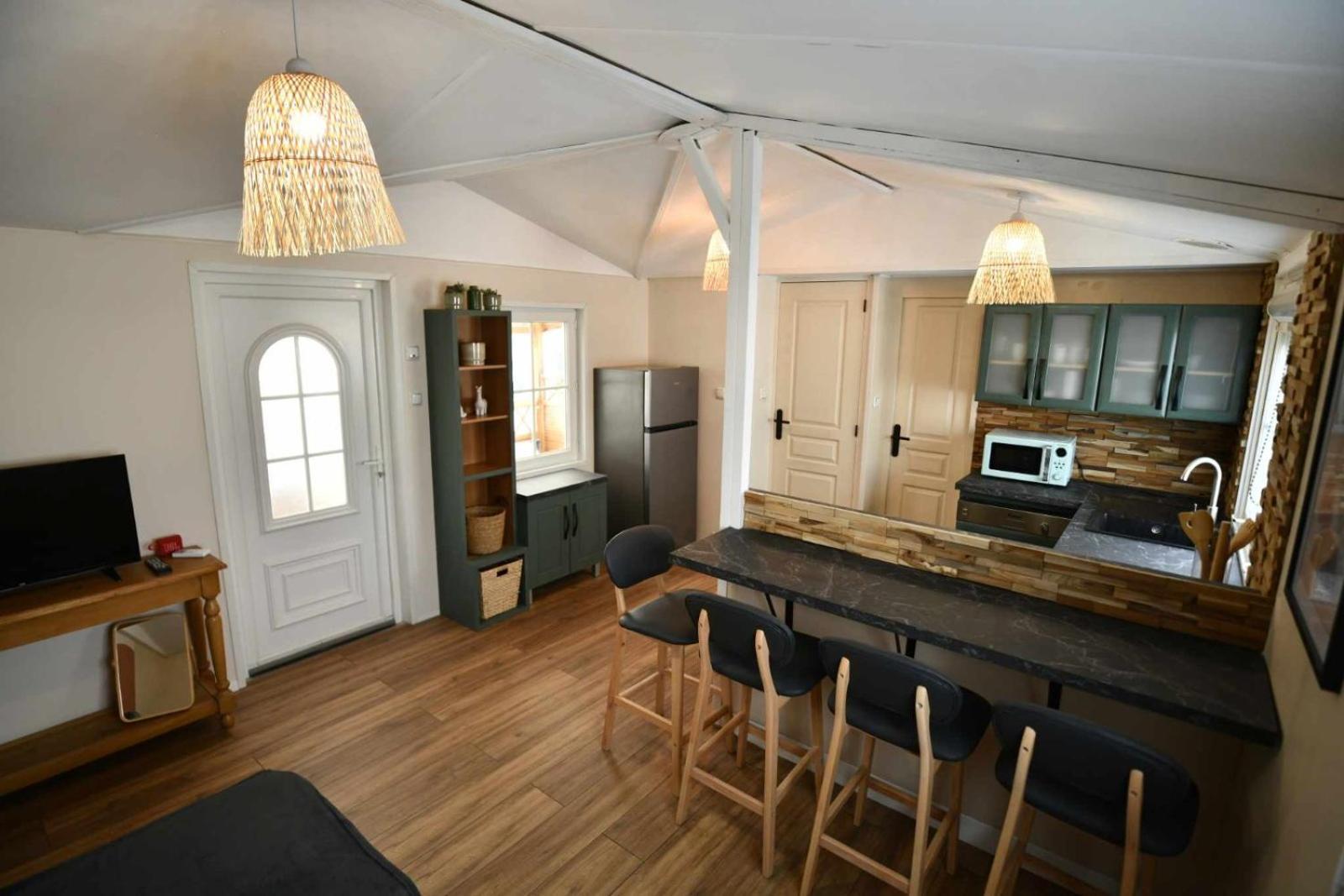 Mobil-Home Charmant Et Moderne พูเชต์-ซูราร์ช็องส์ ภายนอก รูปภาพ